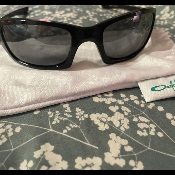 Oakley polarized ladies wrap sunglasses - Picture 4 of 5